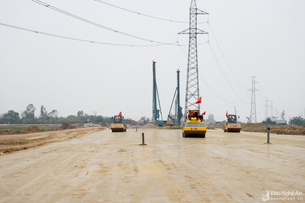 bna_nha_thau_dang_thi_cong_nen_duong_doan_du_an_nghi_son__dien_chau4165047_10122021.jpg