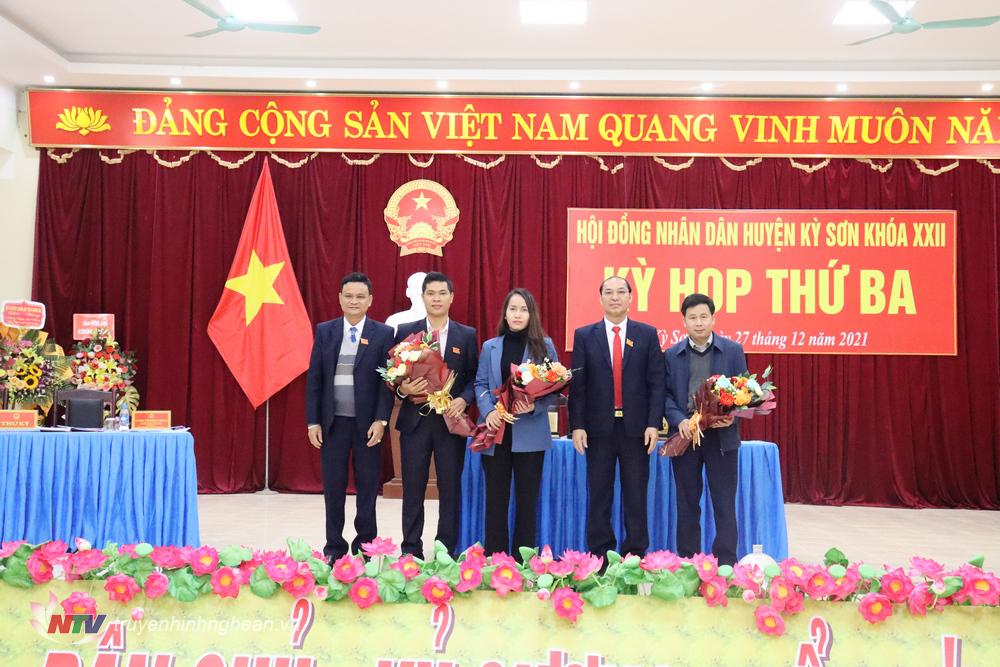thuong_truc_hdnd_huyen_tang_hoa_cac_uy_vien_ubnd_moi_duoc_bau_20211227190314.jpg