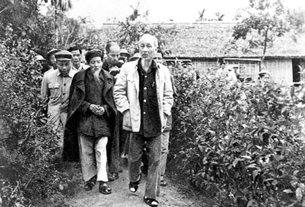 bac_ho_ve_tham_hoang_tru_que_ngoai_nam_19615660205_2122021.jpg