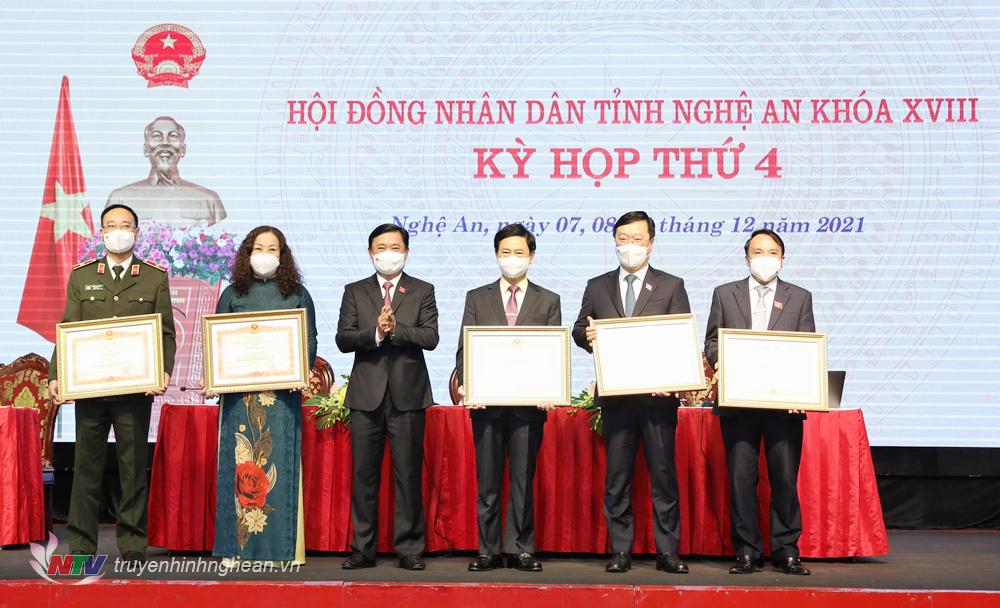 tang_khen_1_20211207114542.jpg