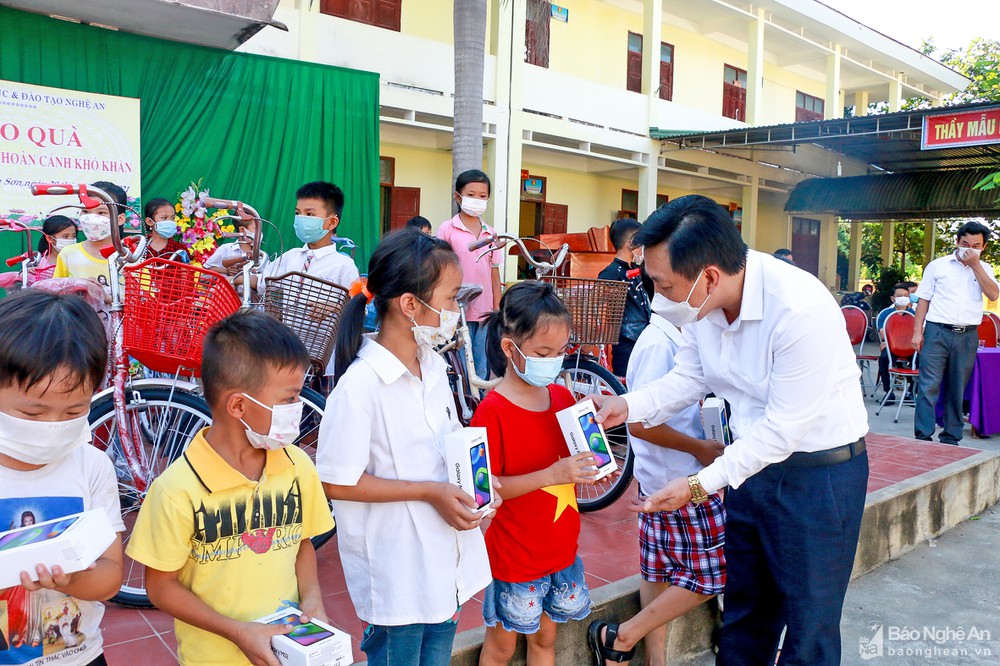 Bộ Giáo dục và Đào tạo hỗ trợ Nghệ An 70 tỷ đồng mua máy tính cho học sinh khó khăn