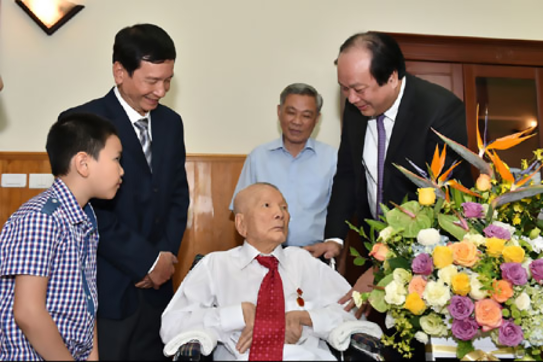 bo-truong-chu-nhiem-van-phong-chinh-phu-mai-tien-dung-hoi-tham-suc-khoe-dong-chi-nguyen-con-hoi-nam-2017-anh-vp-chinh-phu.jpg