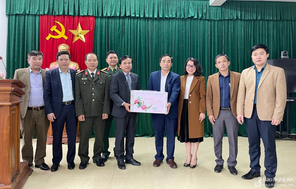 Phó Chủ tịch HĐND tỉnh tặng quà Tết tại huyện Nam Đàn và Hưng Nguyên