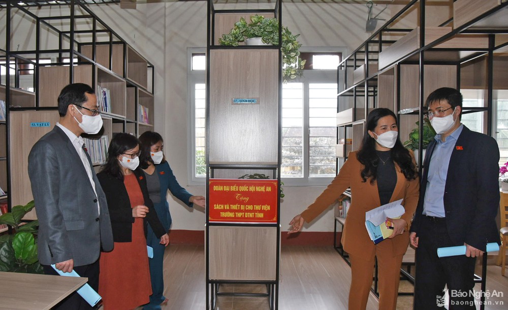 bna_tham_quan_thu_vien_thpt_dan_toc_noi_tru_tinh3373503_2212022.jpg