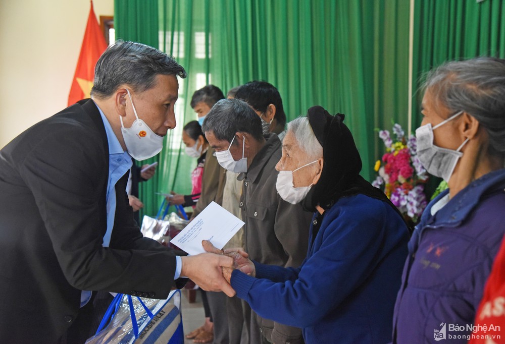 ĐBQH Lê Quang Huy và Đoàn ĐBQH tỉnh Nghệ An thăm, tặng quà tại Anh Sơn, Đô Lương