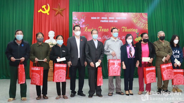 bna_doan_cong_tac_trao_qua_ho_tro_cho_nguoi_dan_phuong_nghi_hai1415939_2412022.jpg