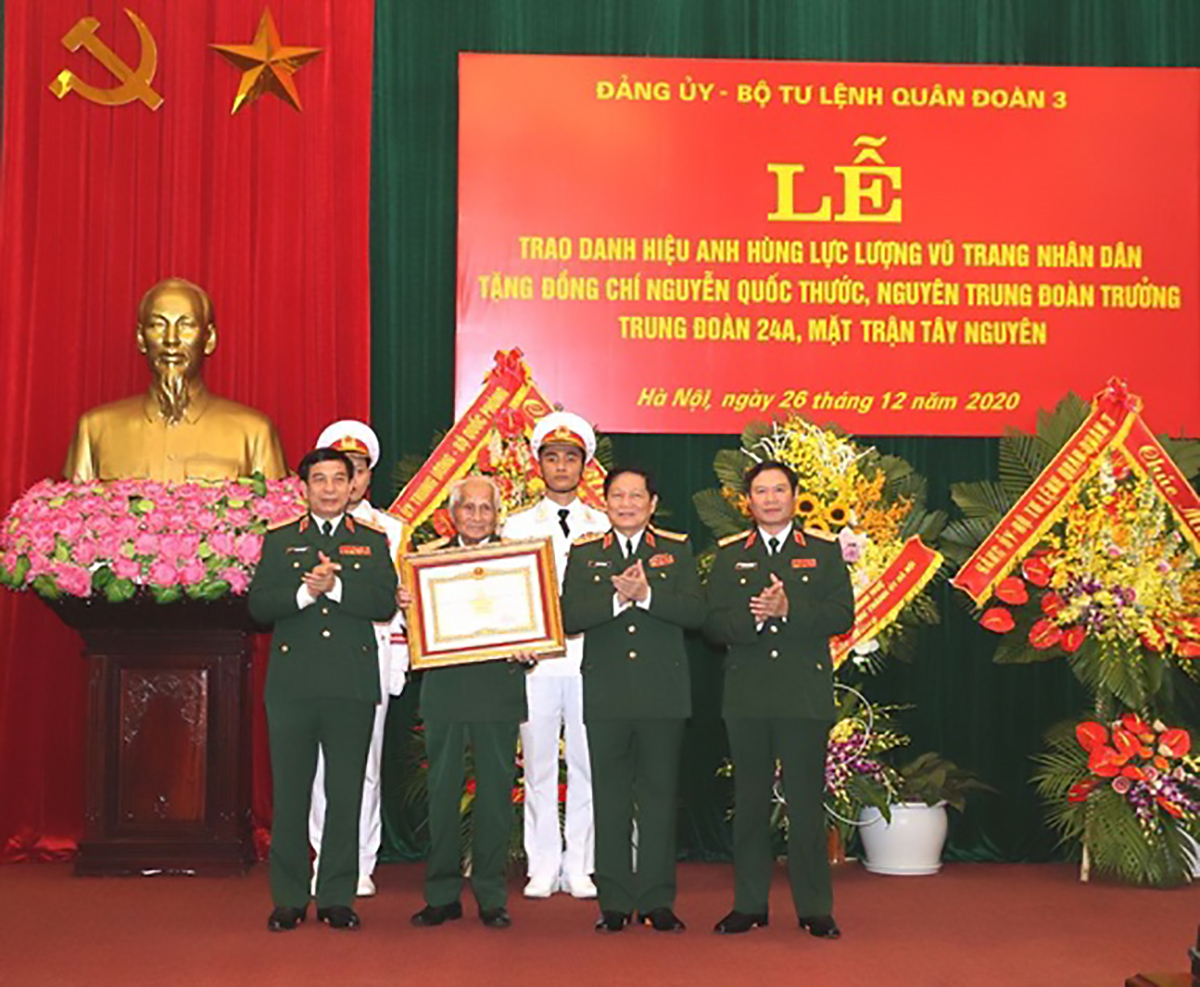 trung-tuong-nguyen-quoc-thuoc-vinh-du-duoc-phong-tang-danh-hieu-anh-hung-luc-luong-vu-trang-nhan-dan.jpg