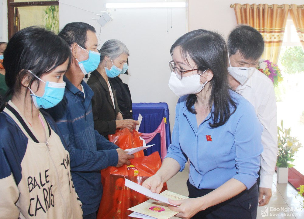 100% hộ nghèo ở Nghệ An được hỗ trợ quà Tết