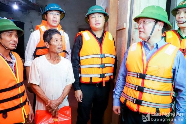 Chủ tịch UBND tỉnh Nguyễn Đức Trung kiểm tra, chỉ đạo khắc phục sạt lở, ngập lụt tại huyện Hưng Nguyên