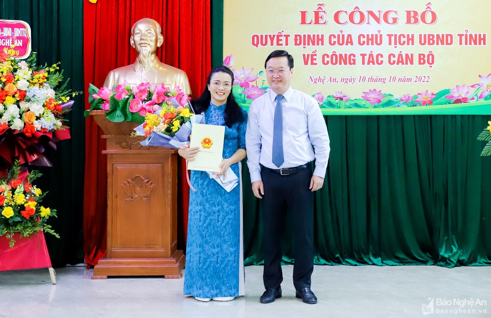 bna-chu-tich-ubnd-tinh-nguyen-duc-trung-tang-hoa-chuc-mung-giam-doc-so-tu-phap-hoang-thi-thu-trang-5376.jpg