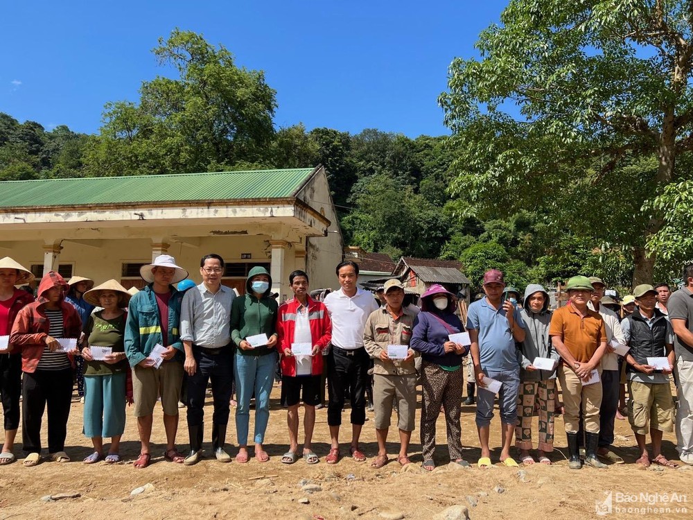 Đoàn Đại biểu Quốc hội tỉnh Nghệ An trao hỗ trợ đồng bào vùng lũ quét Kỳ Sơn