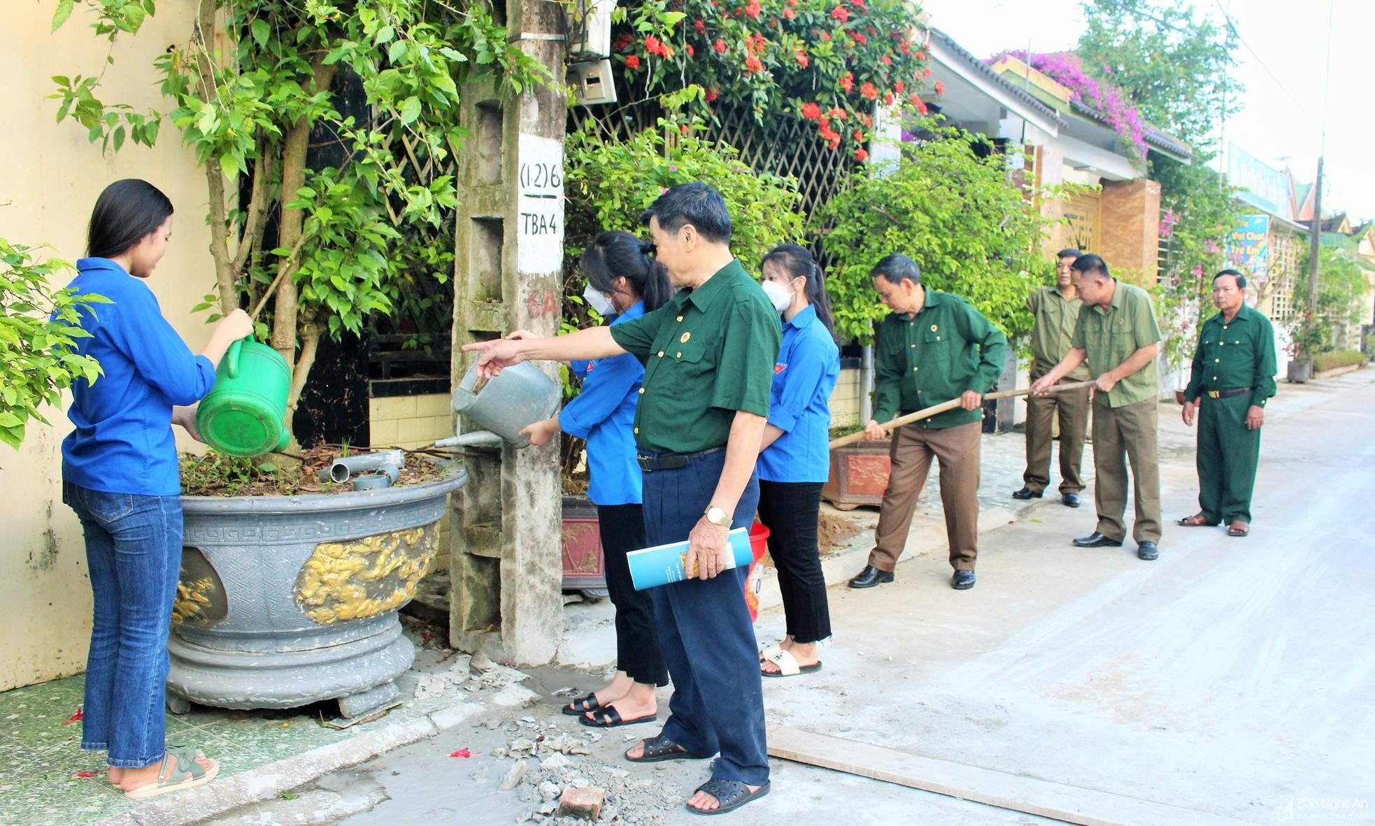 chi-hoi-ccb-phoi-hop-chi-doan-thanh-nien-thon-my-giang-hung-my-hung-nguyen-cham-soc-duong-hoa-cay-canh-tao-nen-canh-quan-lang-que-xanh-sach-dep-anh-dinh-nguyet-2-9984-1032.jpg