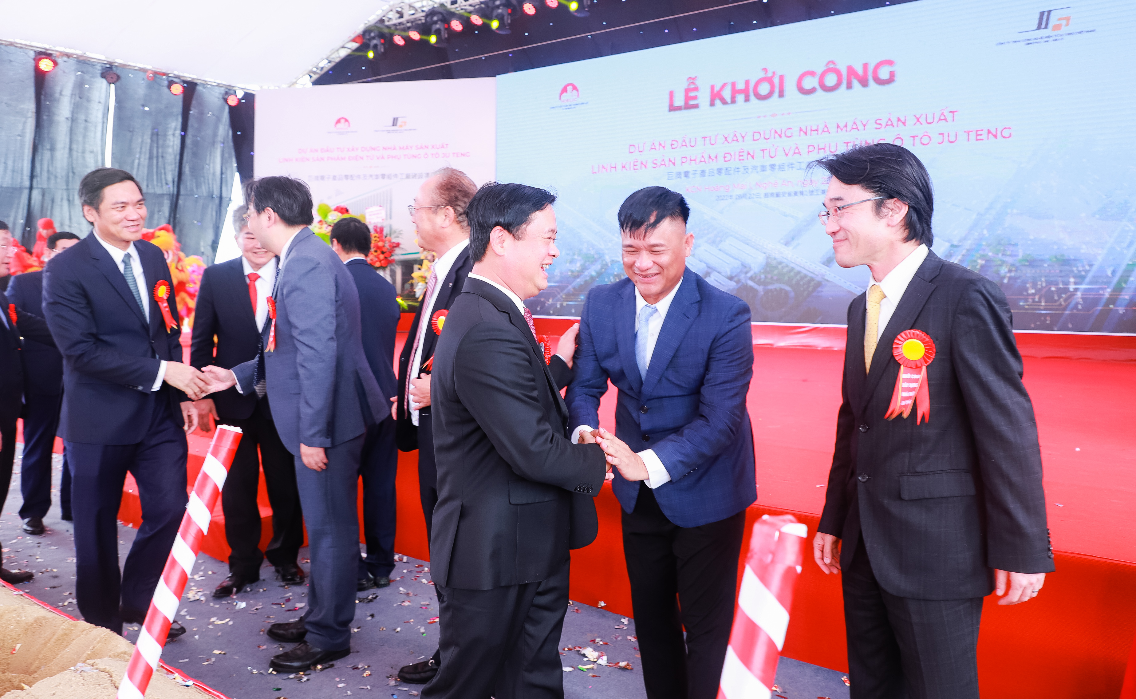 3--Bi-thu-Tinh-uy-Thai-Thanh-Quy-va-cac-dong-chi-lanh-dao-tinh-chuc-mung-trao-doi-voi-cac-nha-dau-tu-doi-tac-tai-Le-khoi-cong-du-an-cua-Tap-doan-JuTeng-tai-KCN-Hoang-Mai-I.JPG