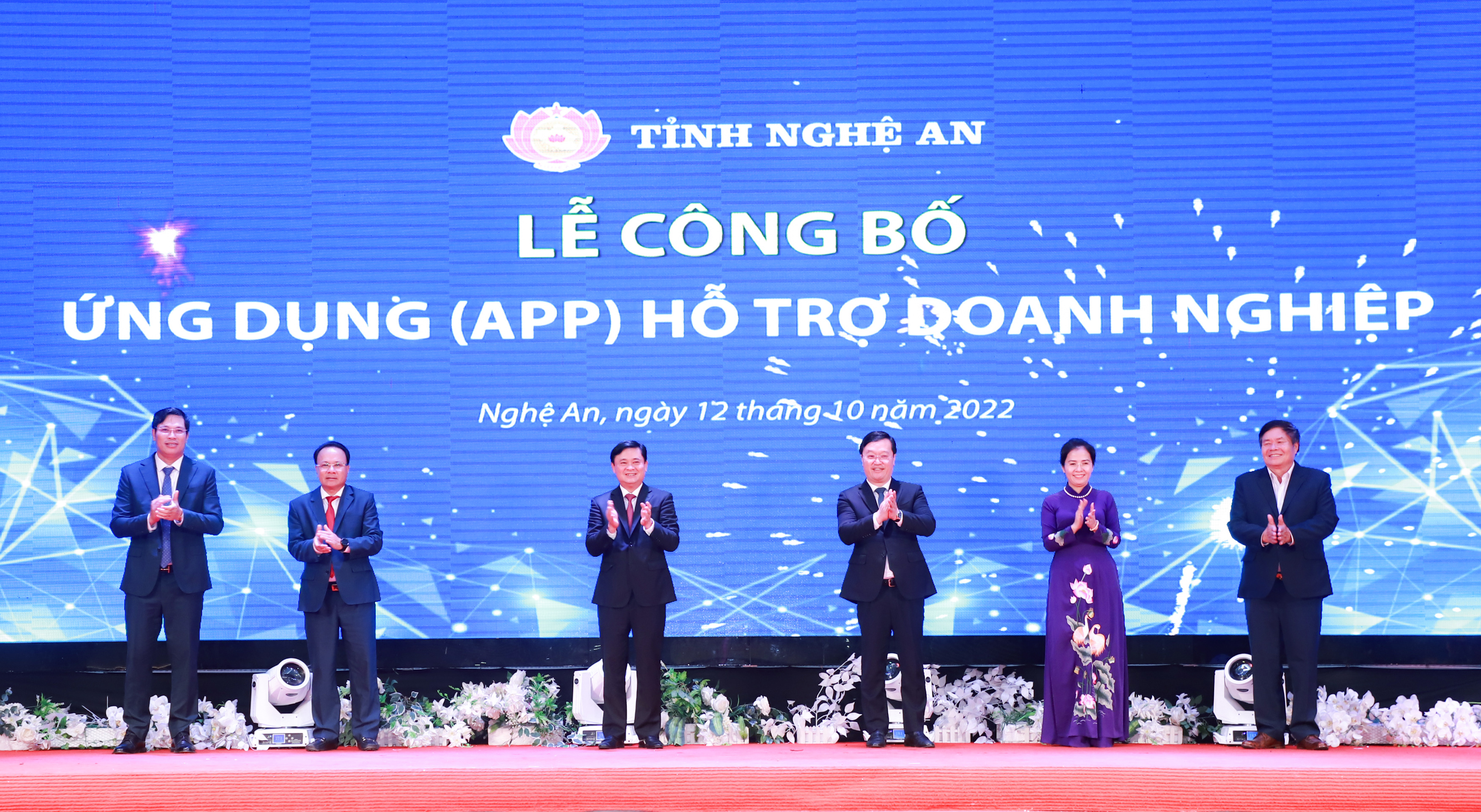 5-Cac-dong-chi-lanh-dao-tinh-va-Hiep-hoi-doanh-nghiep-tinh-thuc-hien-nghi-thuc-cong-bo-Ung-dung-ho-tro-doanh-nghiep-tinh-Nghe-An.JPG