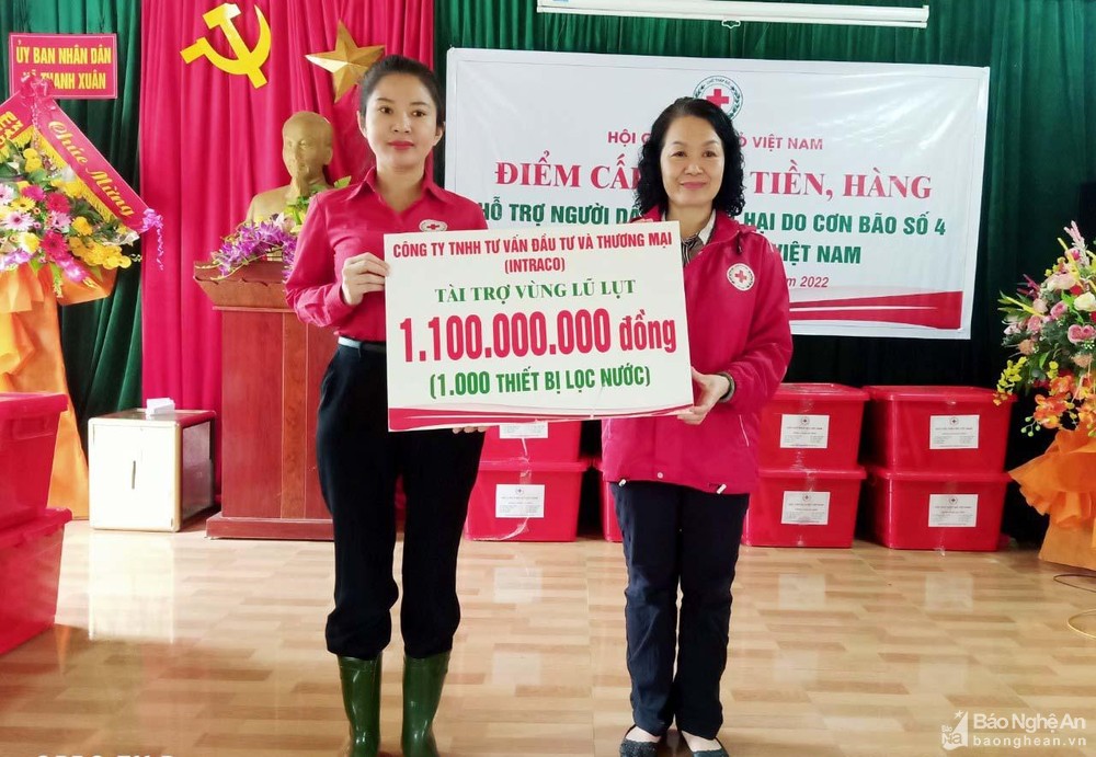 bna-trao-bien-tuong-trung-tai-xa-thanh-xuan-huyen-thanh-chuong-de-ho-tro-mua-1000-binh-loc-nuoc-cho-nguoi-dan-ngap-lut-nang-thuoc-6-huyen-tren-dia-ban-tinh-nghe-an-9786.jpg
