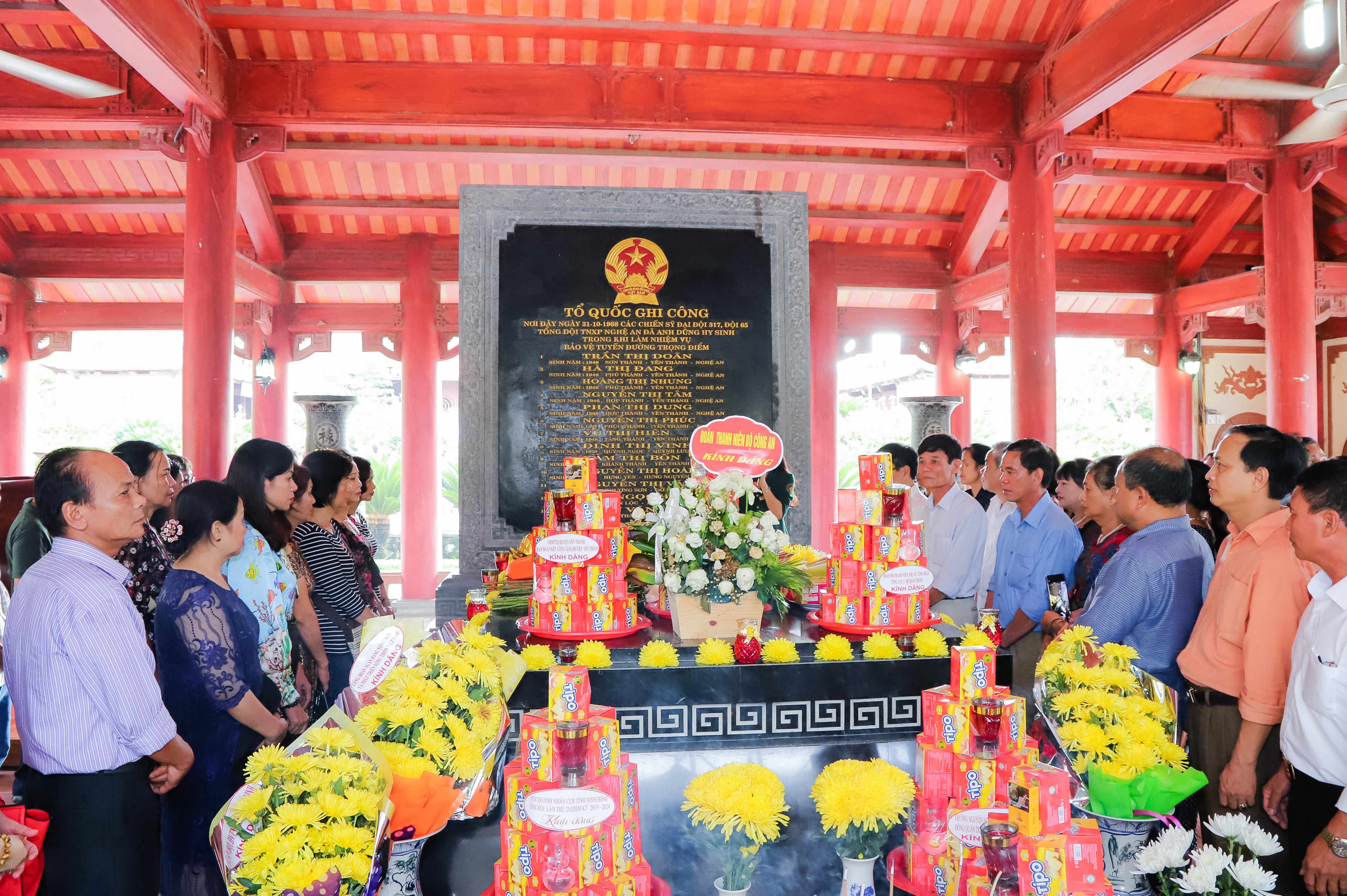 3--Du-khach-ve-tham-Truong-Bon-lang-minh-khi-nghe-thuyet-minh-ve-su-hy-sinh--anh-dung-cua-cac-anh-hung-liet-si-tren-toa-do-lua-nay.jpg