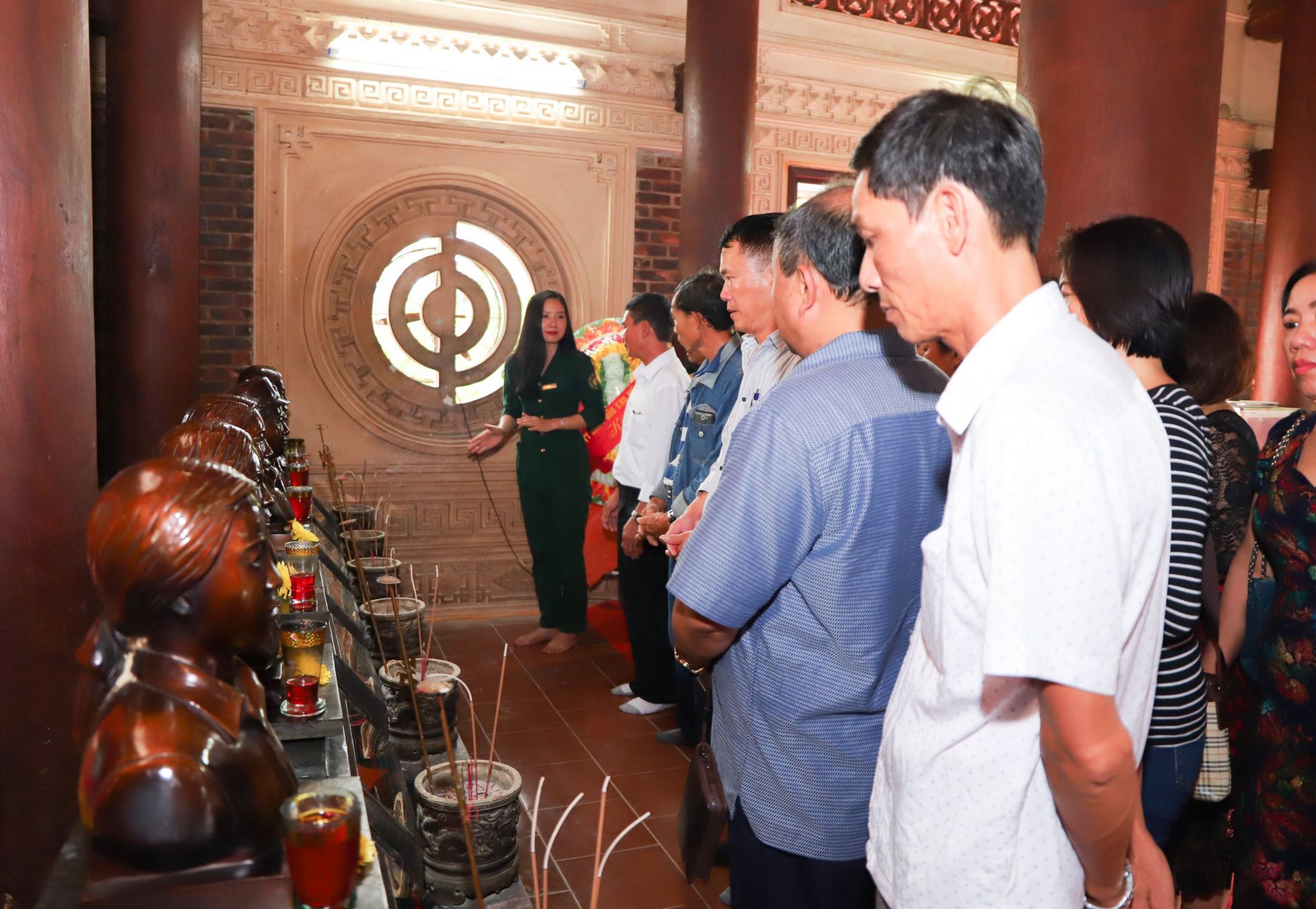 4--du-khach-lang-di-khi-nghe-ke-ve-su-hy-sinh-anh-dung-cua-13-tnxp-thuoc-dai-doi-tnxp-317-doi-65-tong-doi-tnxp-chong-my-cuu-nuoc-tinh-nghe-an-tren-toa-do-lua-truong-bon.jpg