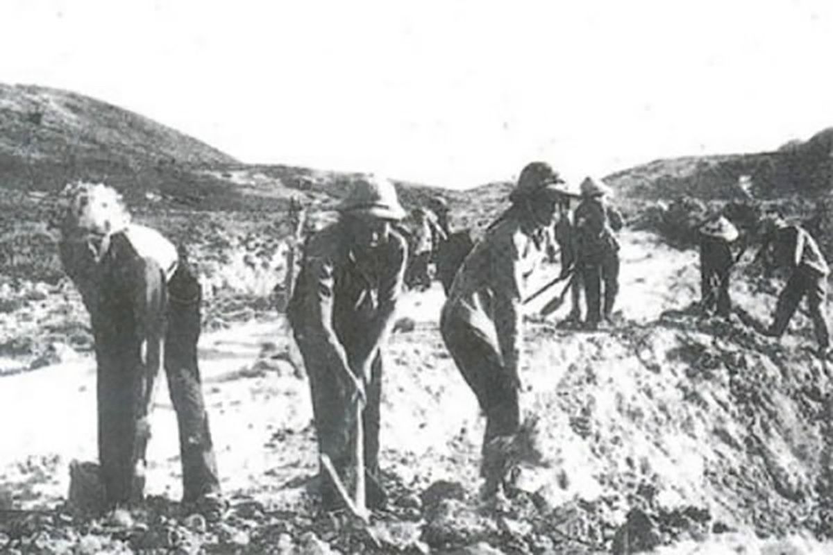 7--thanh-nien-xung-phong-san-duong-giu-vung-mach-mau-giao-thong-qua-truong-bon--anh-tu-lieu.jpg