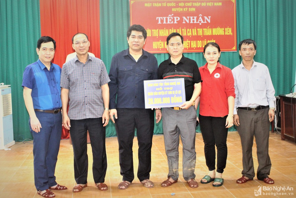 bna-ban-dan-toc-tinh-trao-tien-ho-tro-huyen-ky-son-1196--n1.jpg