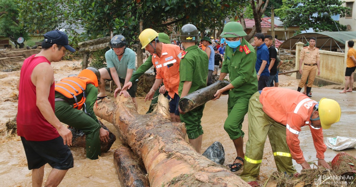 Kỳ Sơn huy động lực lượng khẩn trương khắc phục hậu quả lũ ống, lũ quét