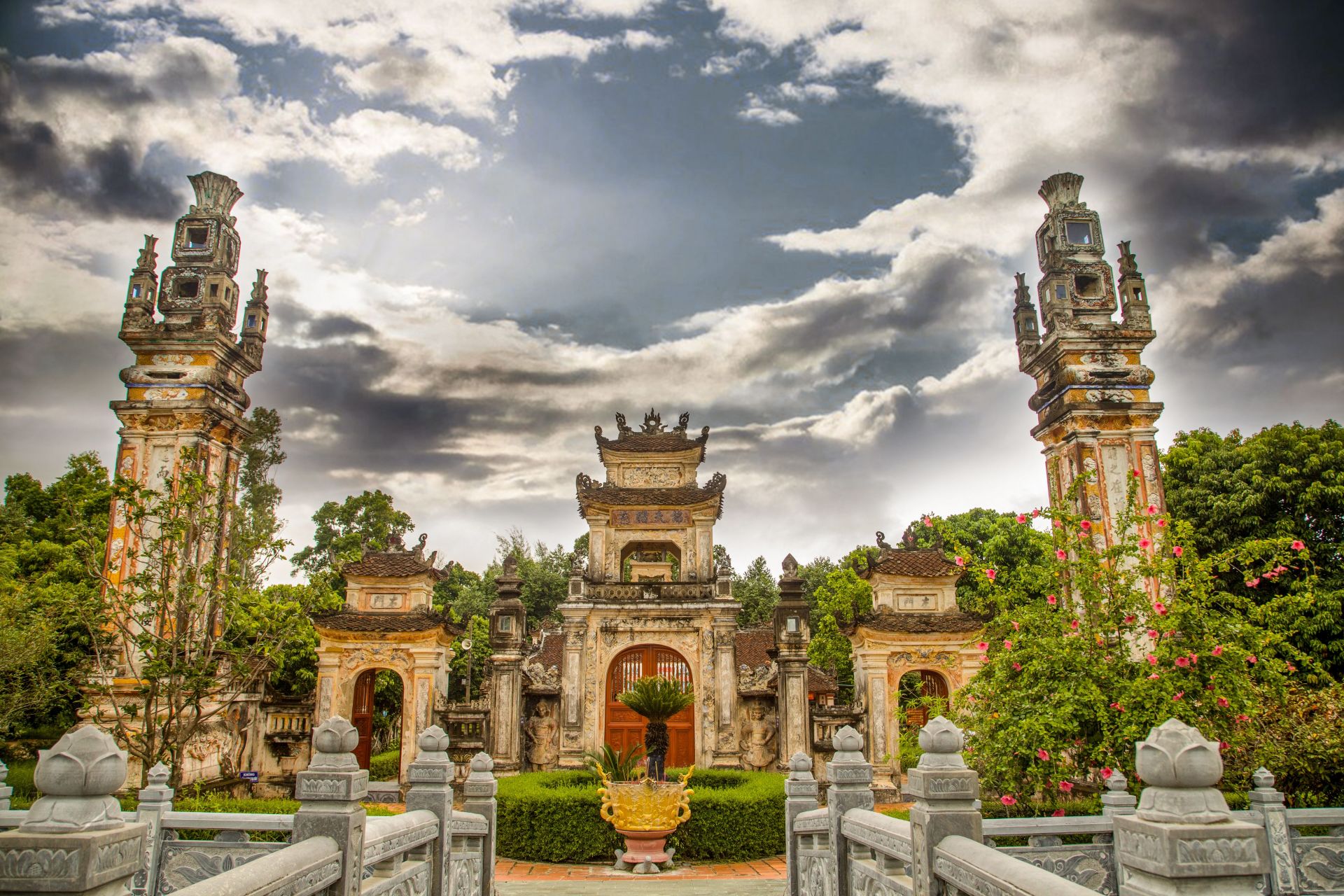 Den-tho-Cuong-Quoc-cong-Nguyen-Xi-Nghi-Loc.jpeg