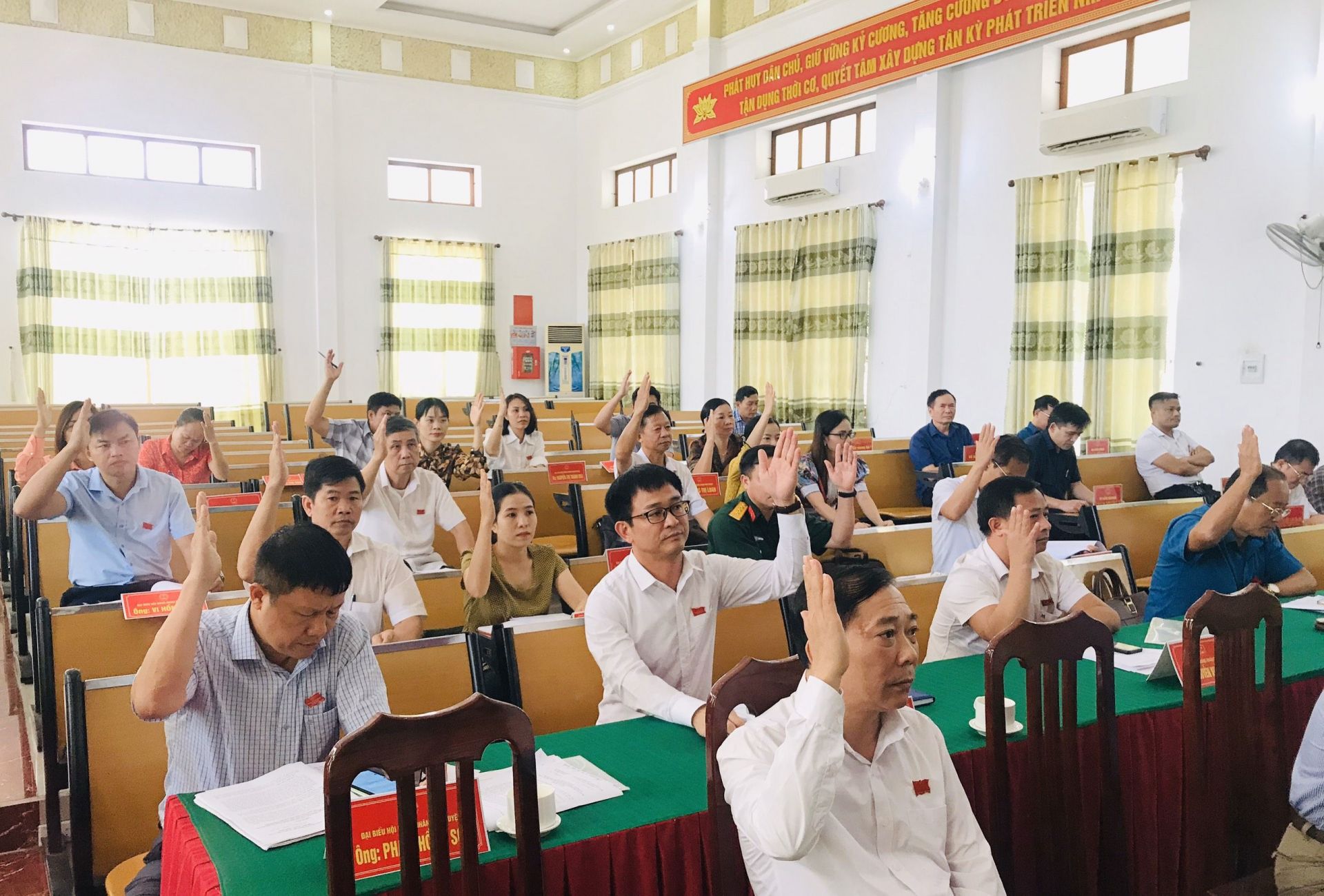 cac-vi-dai-bieu-hdnd-huyen-bieu-quyet-thong-qua-nghi-quyet.jpg