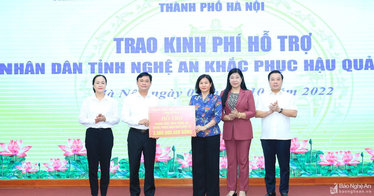 Thành phố Hà Nội trao 3 tỷ đồng hỗ trợ nhân dân Nghệ An khắc phục hậu quả thiên tai