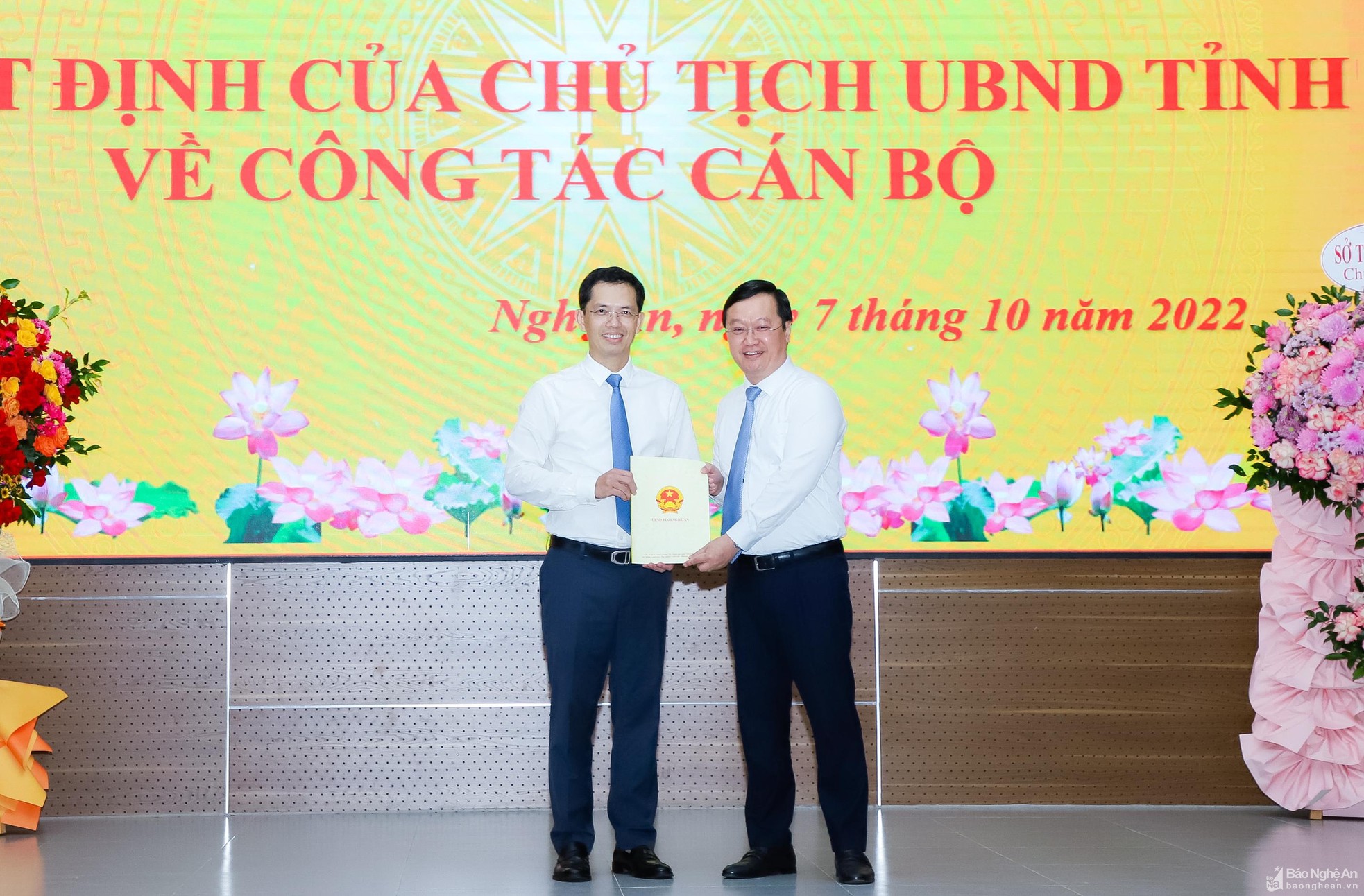 bna-chu-tich-ubnd-tinh-nguyen-duc-trung-trao-quyet-dinh-tiep-nhan-bo-nhiem-giam-doc-so-tai-chinh-cho-dong-chi-trinh-thanh-hai-6156--n1.jpg