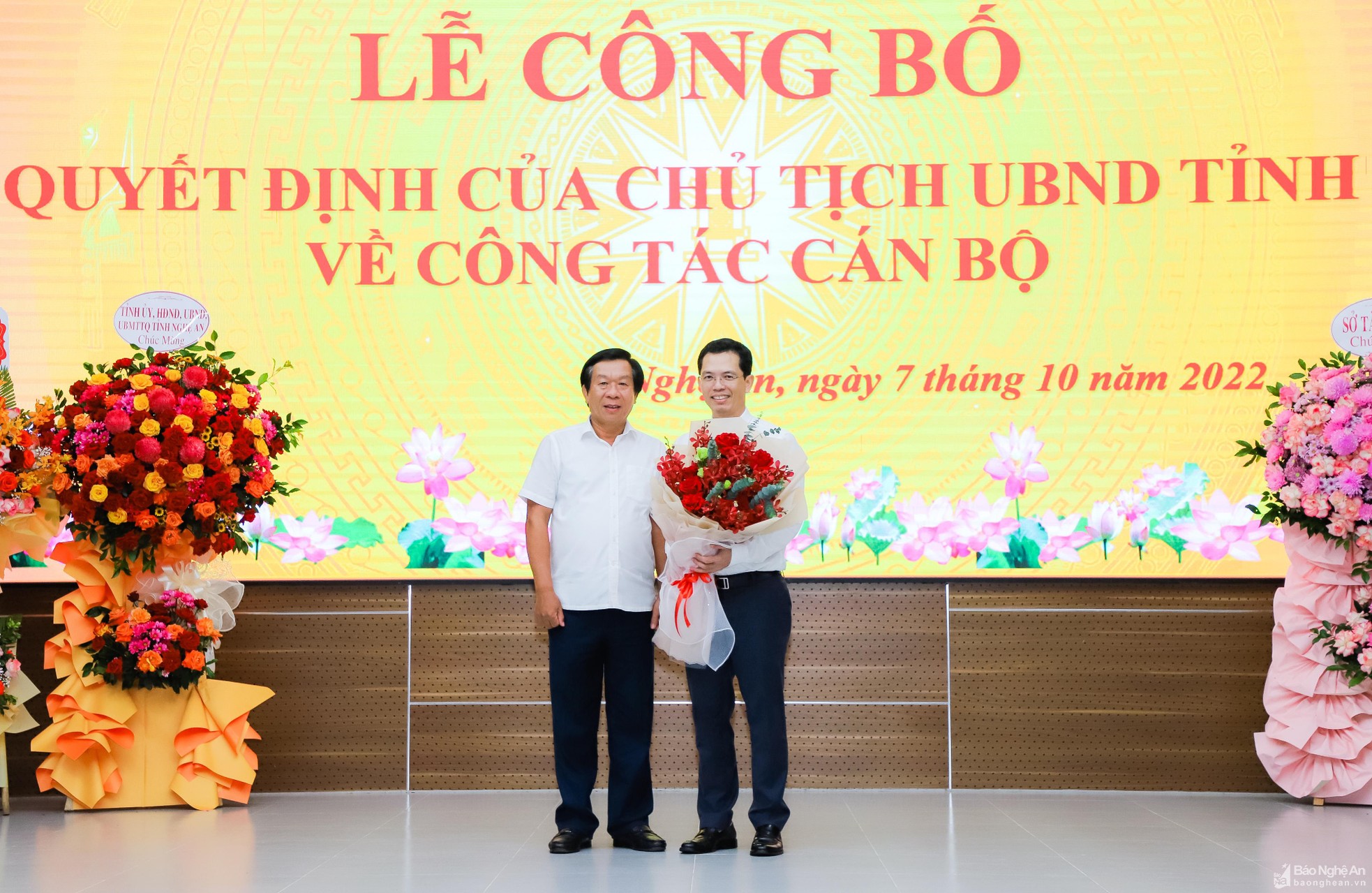 bna-dong-chi-le-duc-cuong-truong-ban-to-chuc-tinh-uy-tang-hoa-chuc-mung-4903.jpg