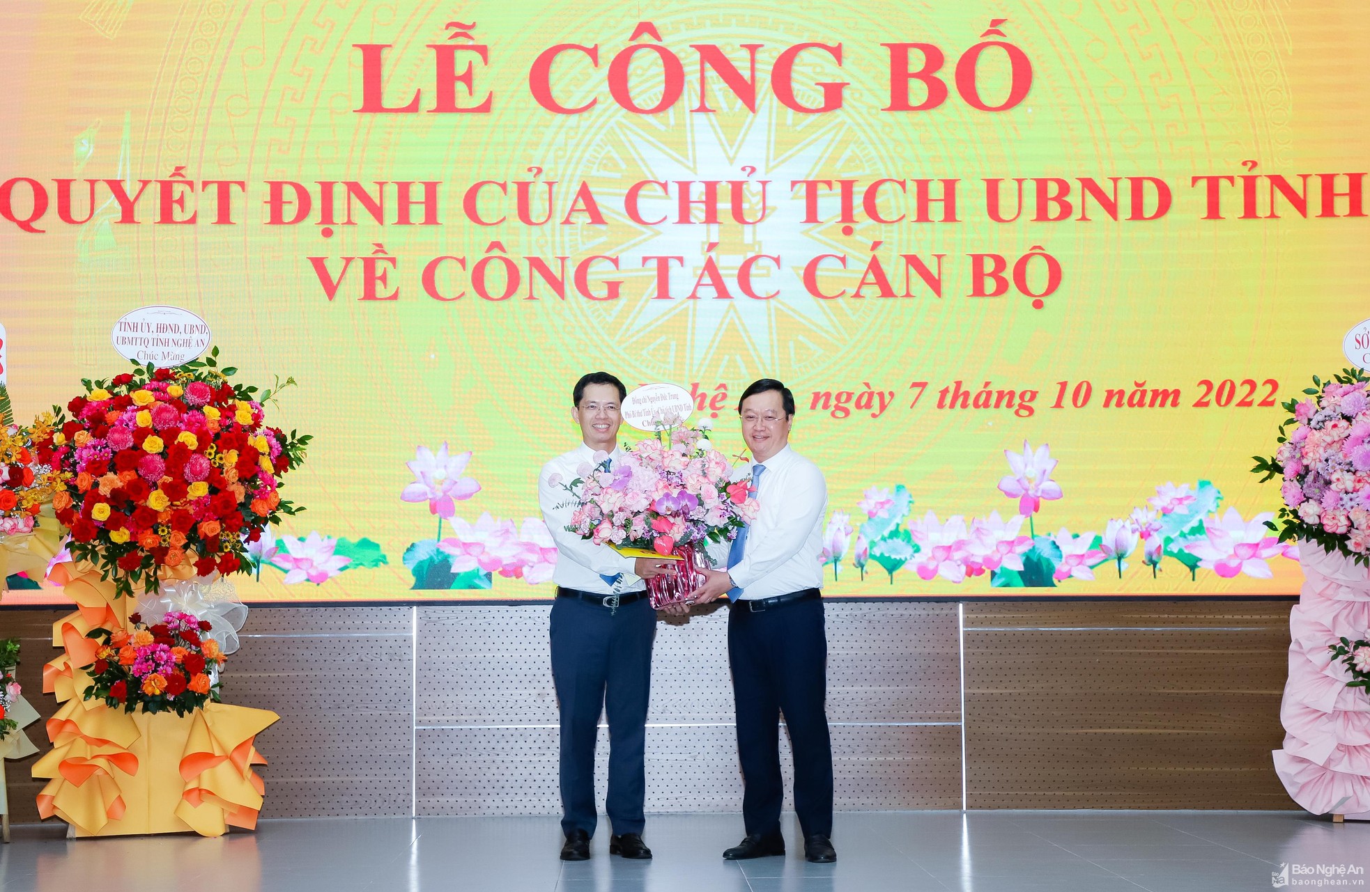 bna-dong-chi-nguyen-duc-trung-chu-tich-ubnd-tinh-tang-hoa-chuc-mung-tan-giam-doc-so-tai-chinh-trinh-thanh-hai-7987.jpg