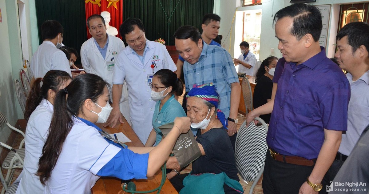 Ngành Y tế Nghệ An khám chữa bệnh, cấp thuốc miễn phí cho người dân tâm lũ Kỳ Sơn