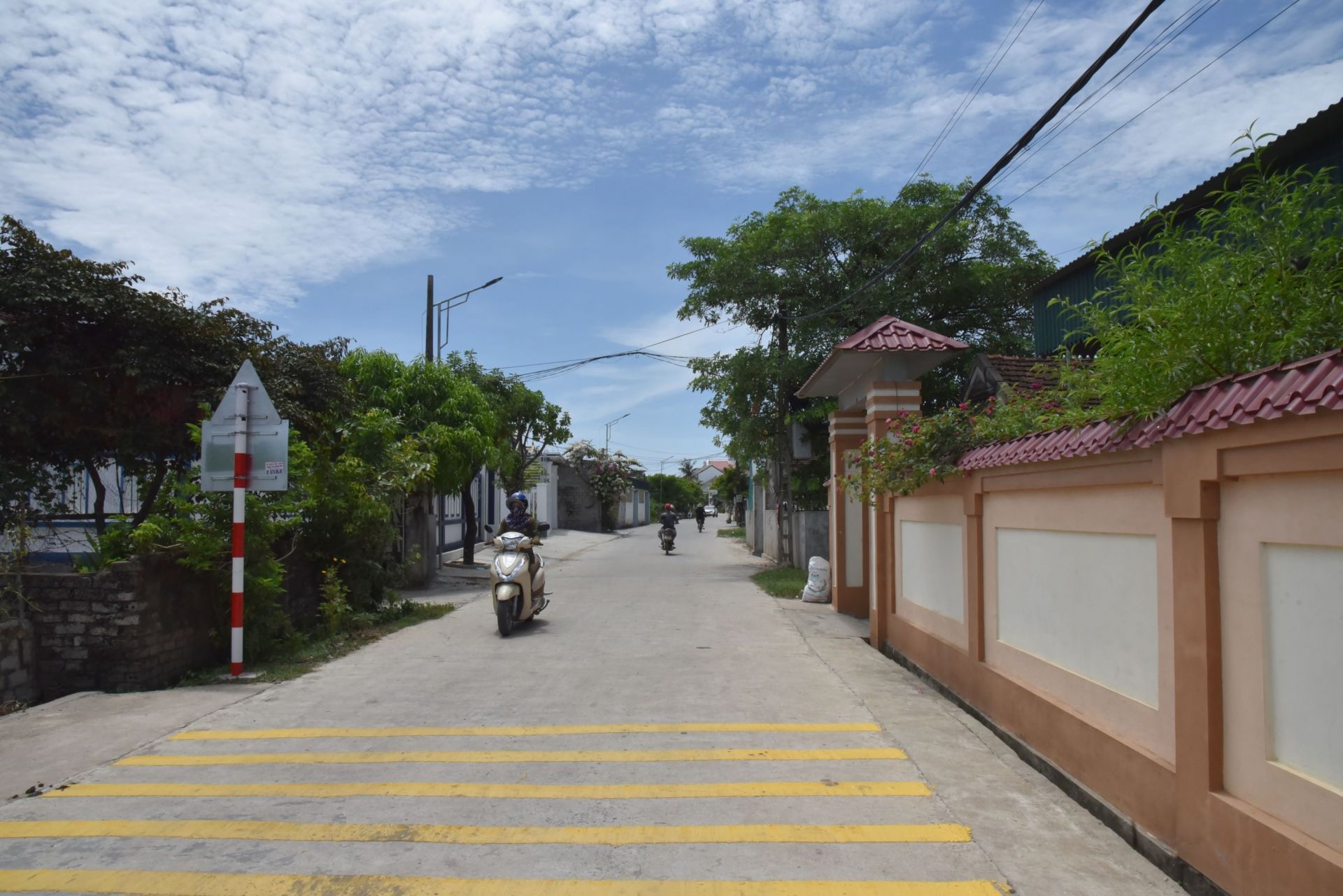 Tu-xa-kho-khan-nho-su-dong-gop-cua-nguoi-dan-nhieu-tuyen-duong-lien-thon-o-xa-Dien-Van-duoc-mo-rong.jpeg