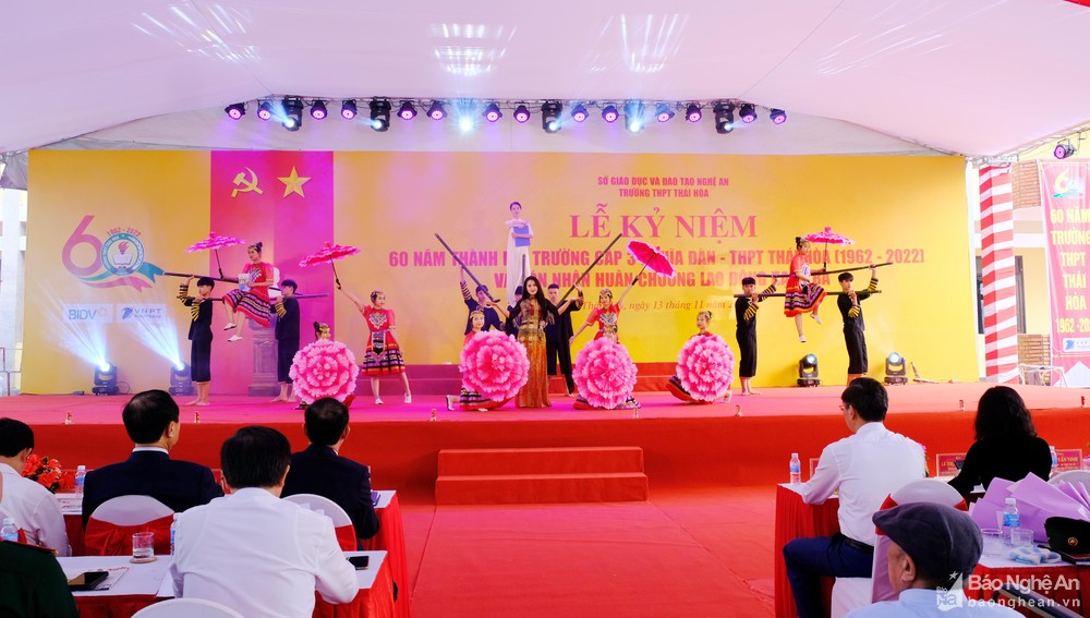 bna-chuong-trinh-van-nghe-chao-mung-60-nam-thanh-lap-truong-thpt-thai-hoa-anh-mh-1226.jpg