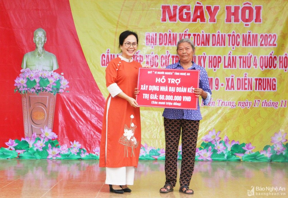 Đoàn đại biểu Quốc hội tiếp xúc cử tri và chung vui Ngày Đại đoàn kết ở huyện Diễn Châu