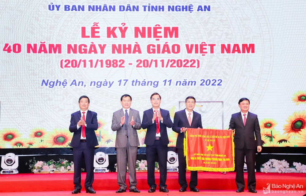 bna-dong-chi-thai-thanh-quy-bi-thu-tinh-uy-thua-uy-quyen-trao-co-thi-dua-cua-chinh-phu-cho-lanh-dao-so-giao-duc-va-dao-tao-3795--n1.jpg