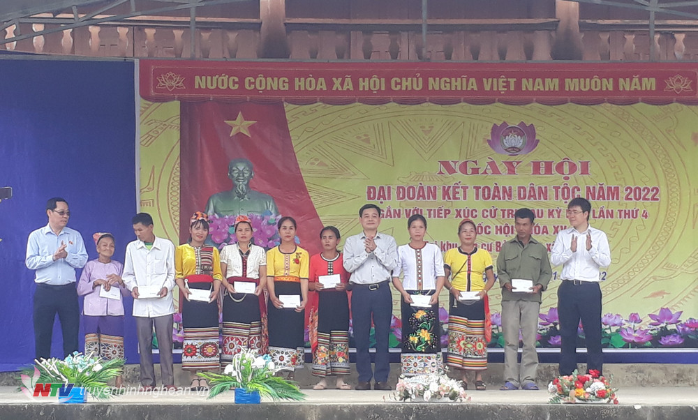 doan_dai_bieu_qh_trao_qua_cho_cac_ho_ngheo_20221118124450.jpg