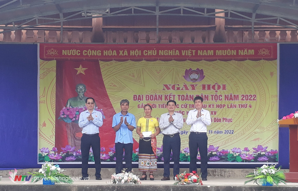doan_dai_bieu_qh_trao_qua_cho_khu_dan_cu_ban_phuc_20221118124450--n1.jpg