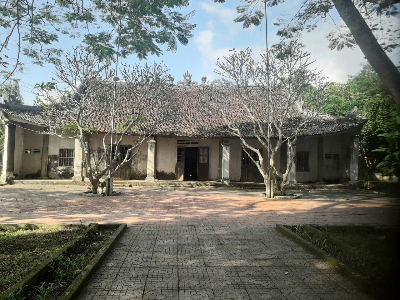 du-da-duoc-tu-sua-cap-thiet-nhieu-lan-nhung-hien-tai-nhieu-hang-muc-trong-dinh-da-bi-xuong-cap.jpg