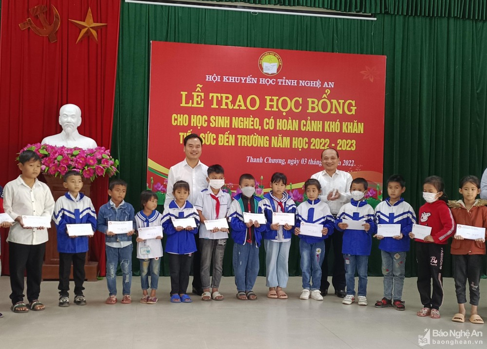 Hội Khuyến học tỉnh trao 90 suất học bổng cho học sinh nghèo vượt khó huyện Thanh Chương