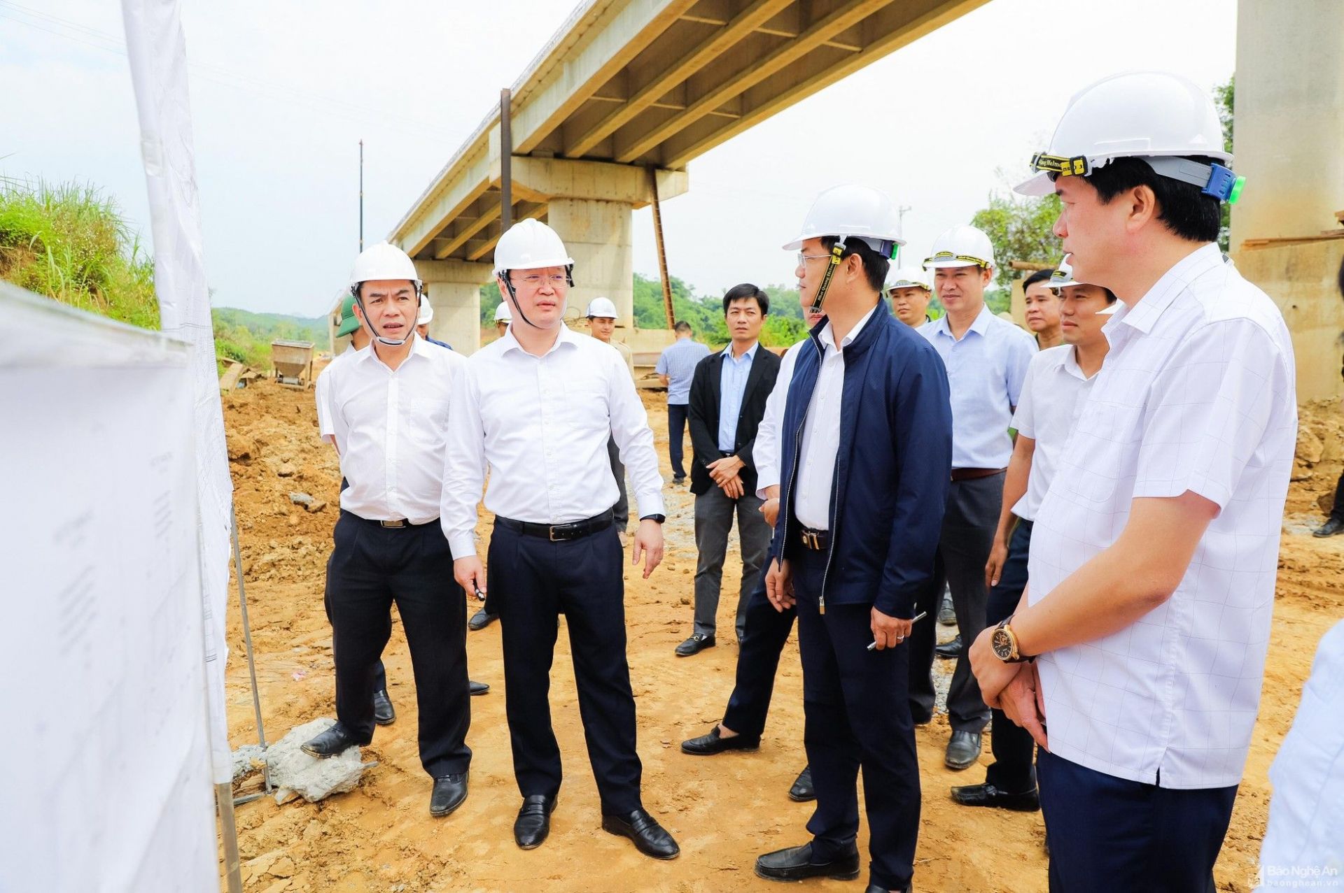 Chủ tịch UBND tỉnh Nguyễn Đức Trung kiểm tra tiến độ dự án, mô hình kinh tế tại huyện Con Cuông