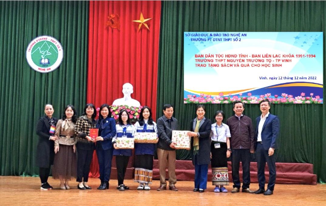 ban-dan-toc-tang-qua-truong-dtnt-2.jpg