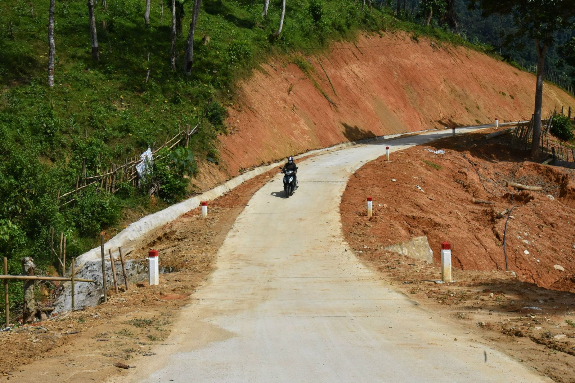 phong-trao-xay-dung-nong-thon-dau-tu-ha-tang-giao-thong-cho-cac-ban-vung-bien-cua-huyen-que-phong.jpg