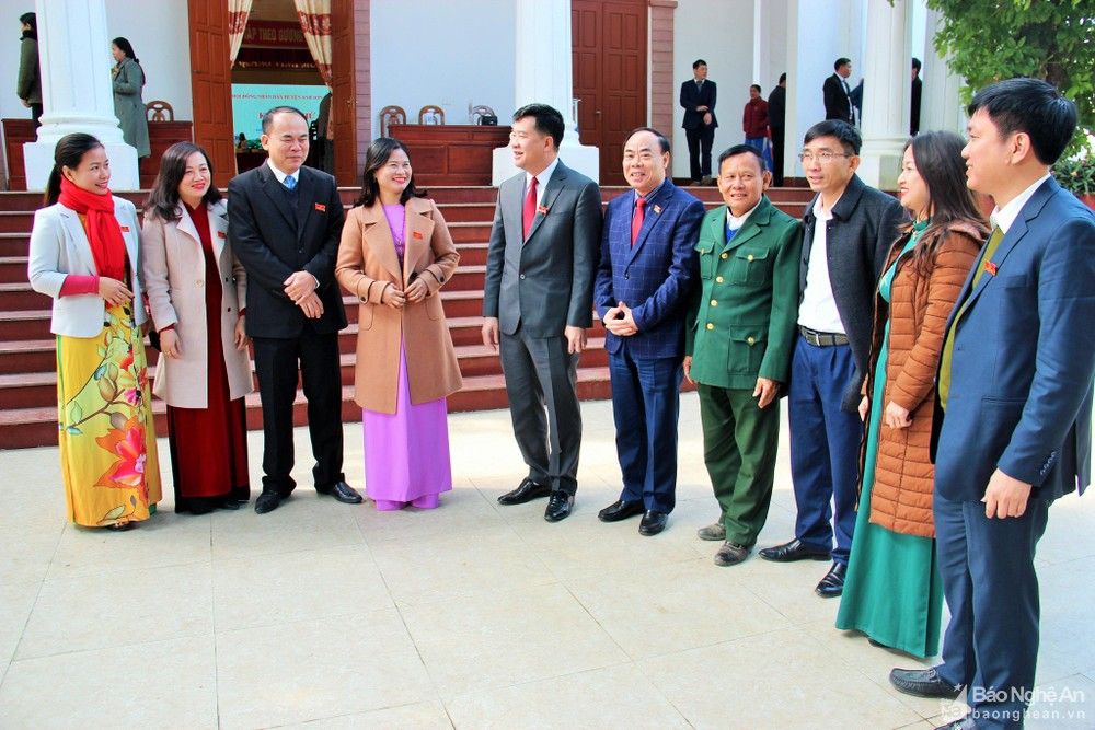 bna-dai-bieu-hoi-dong-nhan-dan-tinh-huyen-anh-son-trao-doi-ben-le-ky-hop-1982.jpg