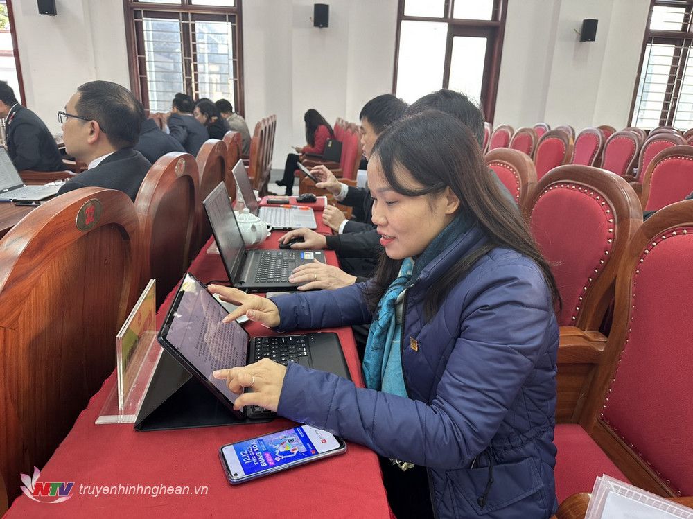 tu_nhiem_ky_2021-2026_hdnd_huyen_quy_hop_thuc_hien_ky_hop_khong_giay_20221220125808.jpg