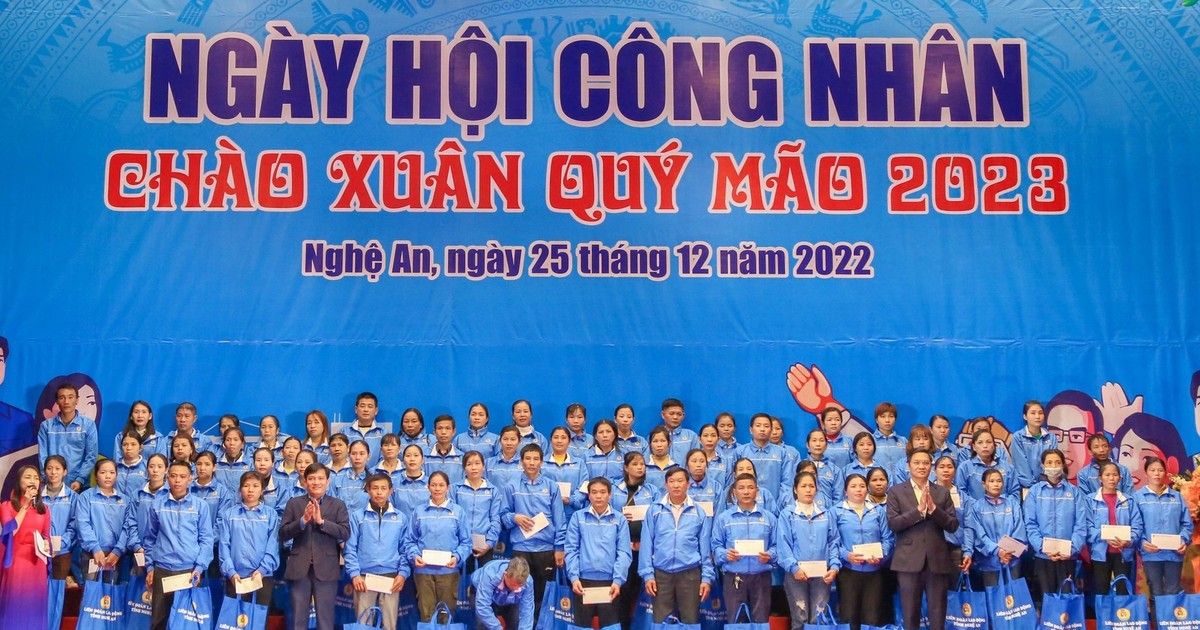Tri ân, tặng quà hơn 1.000 công nhân, lao động Nghệ An