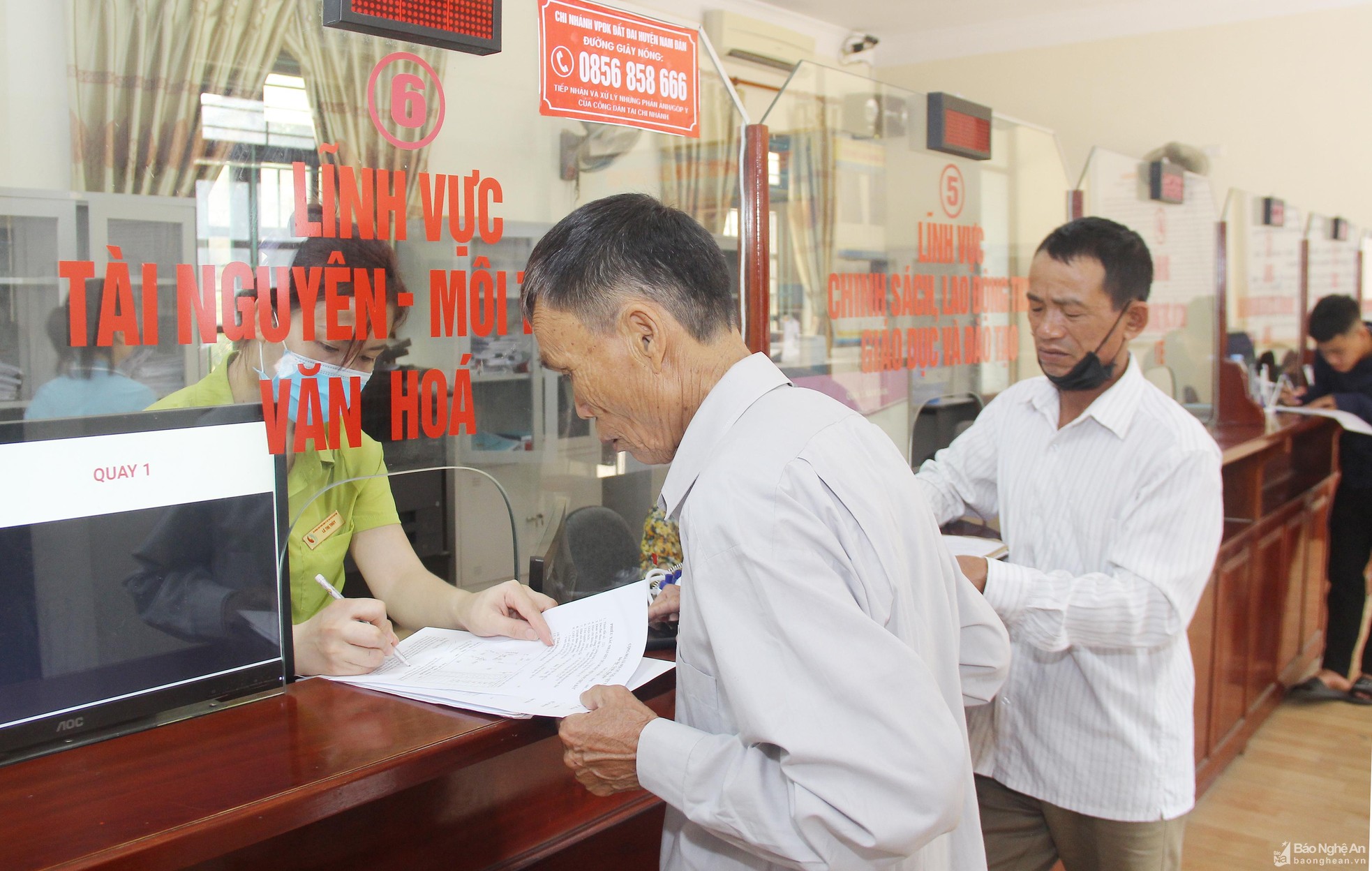 bna-cong-chuc-huyen-nam-dan-huong-dan-nguoi-dan-lam-thu-tuc-tai-bo-phan-mot-cua-huyen-nam-dan-940.jpg