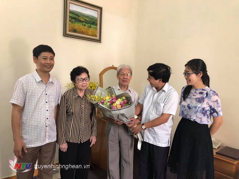 lanh-dao-dai-tham-va-tang-hoa-chao-mung-nhac-sy-nguyen-tai-tue-tro-ve-que-huong-chuan-bi-cho-dem-nhac-tinh-que-.jpg
