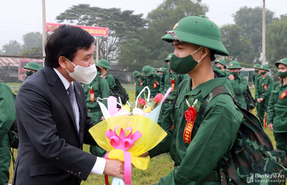 Đồng chí Phó Chủ tịch HĐND tỉnh dự lễ giao, nhận quân tại huyện Đô Lương