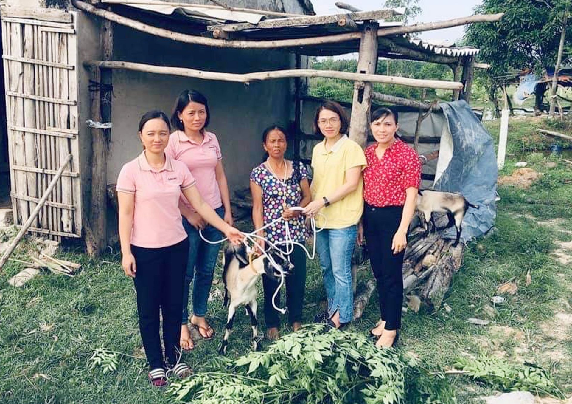 Sơ kết mô hình Cơ quan đơn vị giúp đỡ xã thôn buôn khó khăn và cán bộ đảng  viên công chức viên chức giúp đỡ hộ nghèo