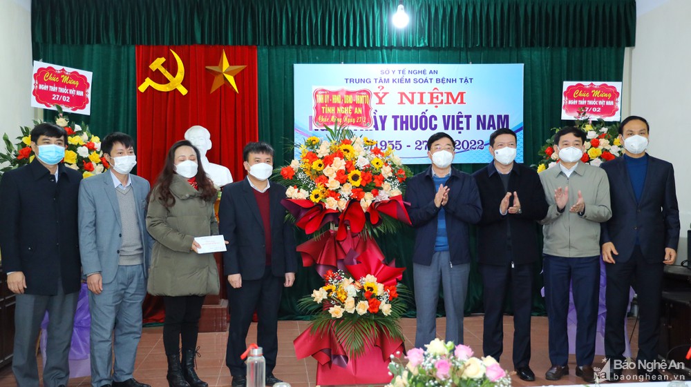 Phó Bí thư Thường trực Tỉnh ủy Nguyễn Văn Thông chúc mừng Ngày Thầy thuốc Việt Nam tại một số đơn vị